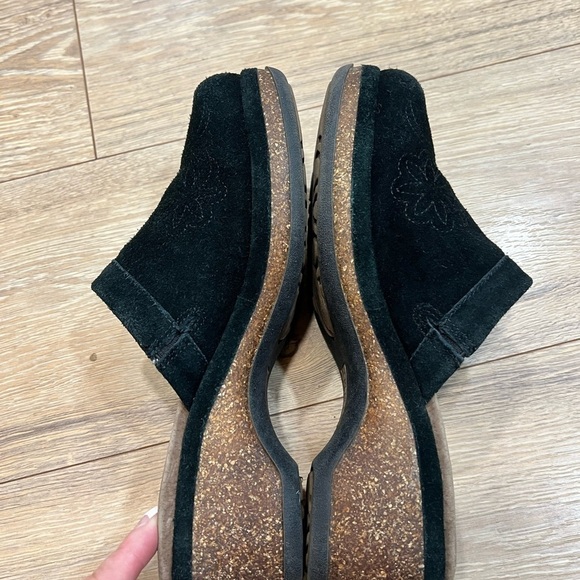DOCKERS black suede clogs with decorative floral stitching - Picture 7 of 12